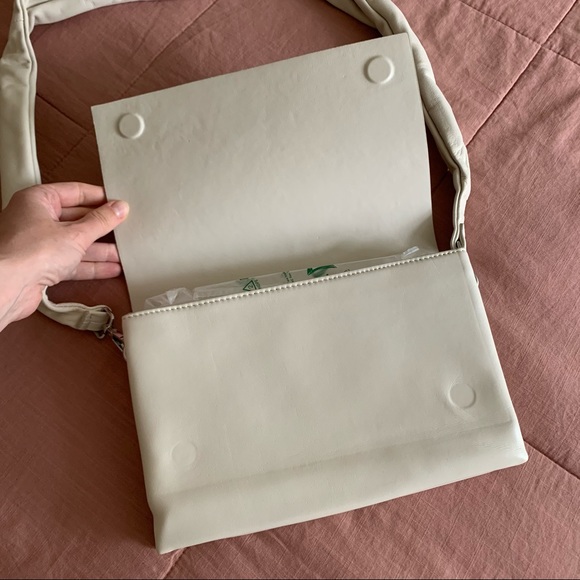 Minimalist leather crossbody bag - Picture 6 of 12